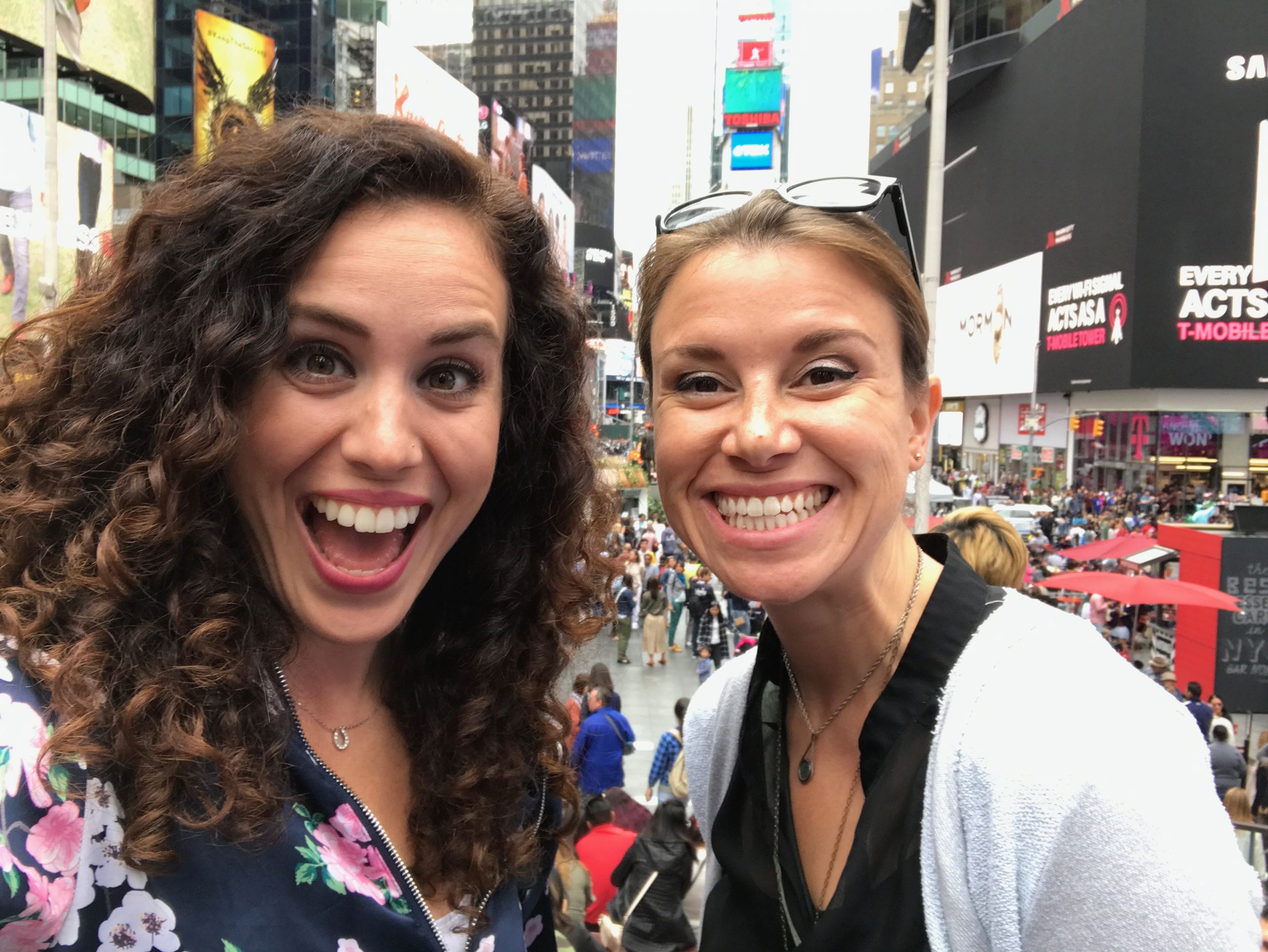 NYC Vlog: Two Girls, a monkey and a trapeze!